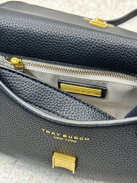 Жіноча сумка Tory Burch Britten чорна &mdash; шкіряна сумка-багет крос-боді з золотим ланцюжком