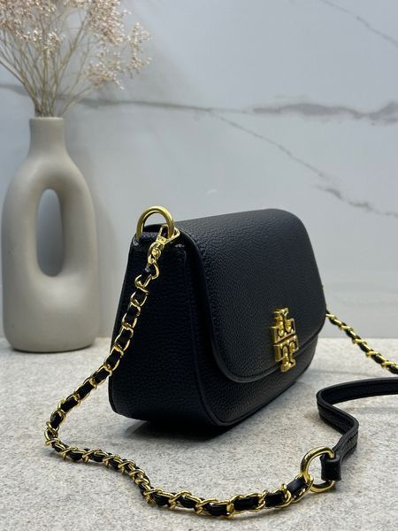 Жіноча сумка Tory Burch Britten чорна &mdash; шкіряна сумка-багет крос-боді з золотим ланцюжком