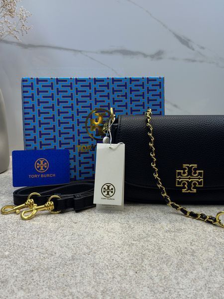 Жіноча сумка Tory Burch Britten чорна &mdash; шкіряна сумка-багет крос-боді з золотим ланцюжком