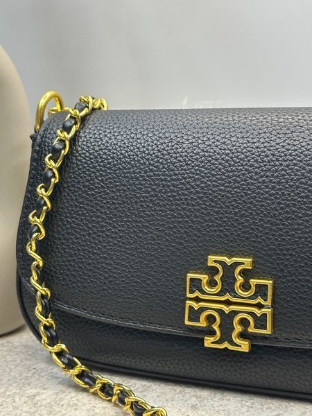 Жіноча сумка Tory Burch Britten чорна &mdash; шкіряна сумка-багет крос-боді з золотим ланцюжком