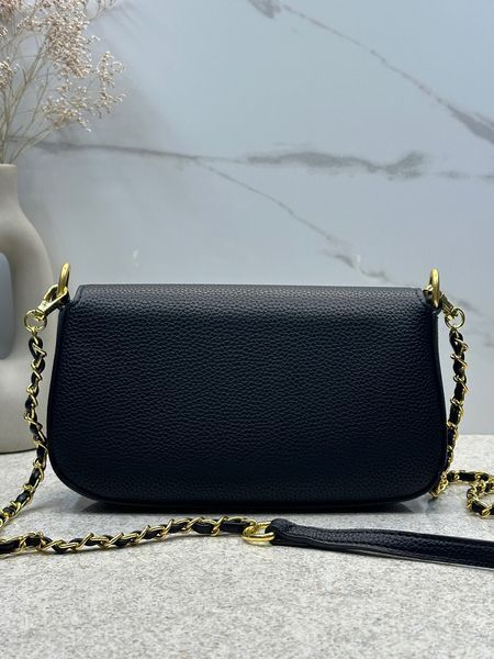 Жіноча сумка Tory Burch Britten чорна &mdash; шкіряна сумка-багет крос-боді з золотим ланцюжком