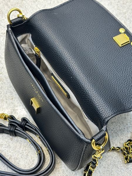 Жіноча сумка Tory Burch Britten чорна &mdash; шкіряна сумка-багет крос-боді з золотим ланцюжком