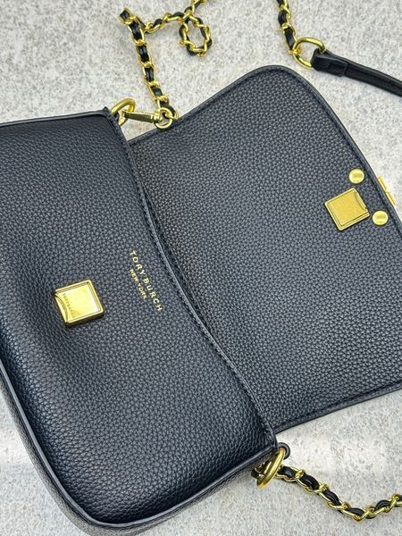 Жіноча сумка Tory Burch Britten чорна &mdash; шкіряна сумка-багет крос-боді з золотим ланцюжком