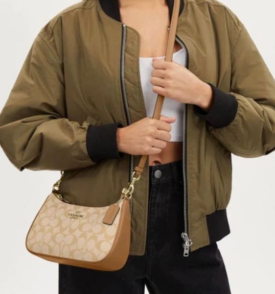 Жіноча сумка Coach Teri Shoulder Bag Signature Canvas Коричнева Кросбоді Багет