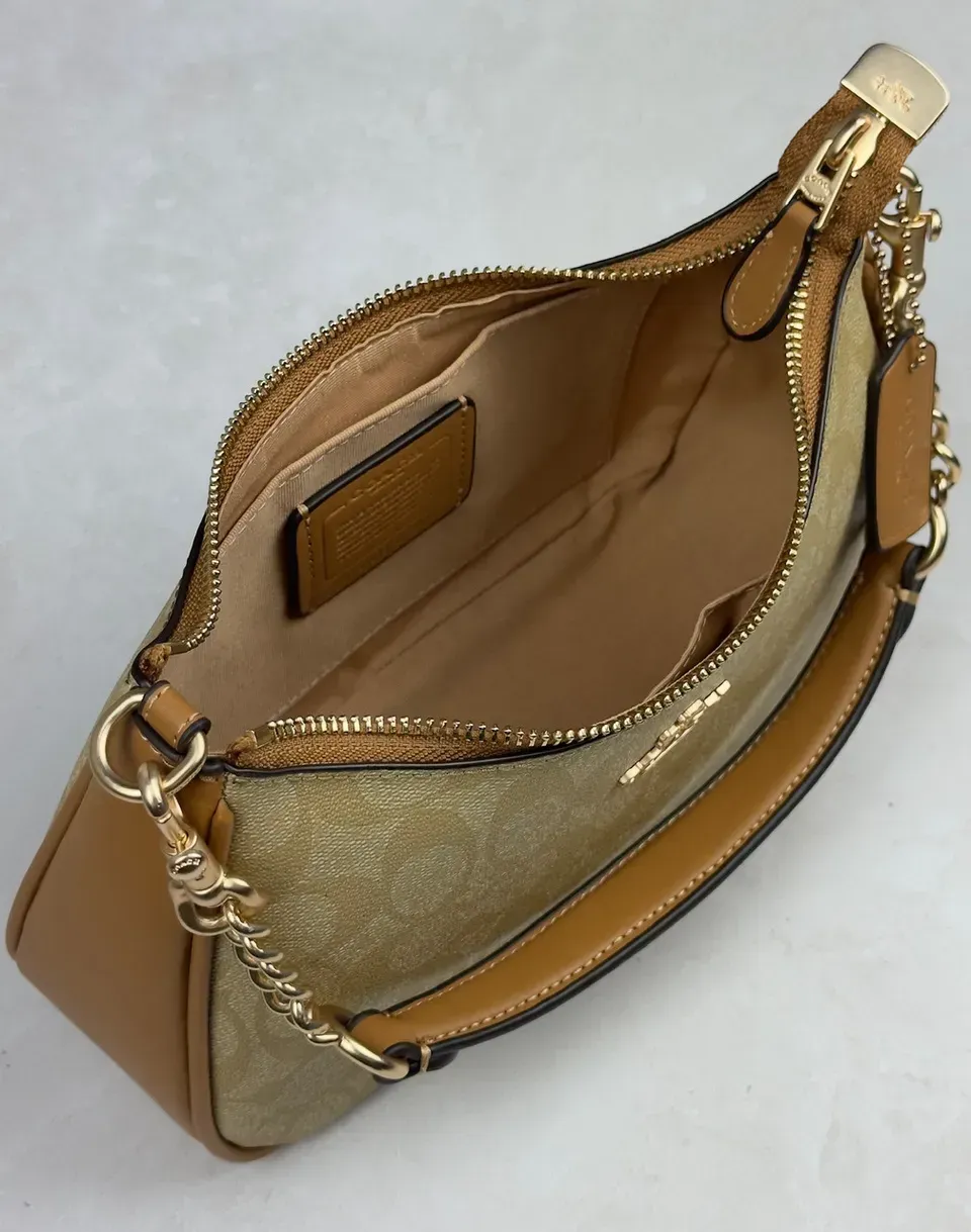 Шкіряна бирка з номером стилю всередині оригінальної сумки Coach Teri