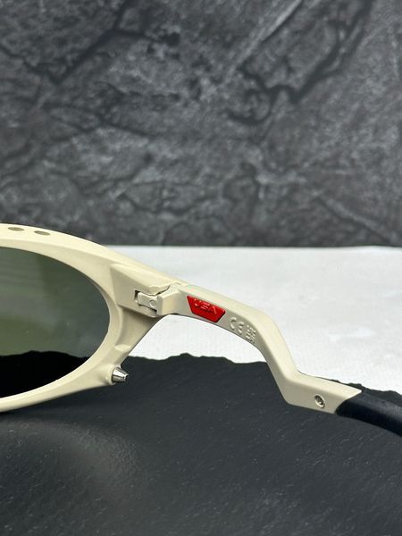 Солнцезащитные очки Oakley Plantaris бежевые овальные с линзой Prizm Road, зеркальные, спортивные, мужские