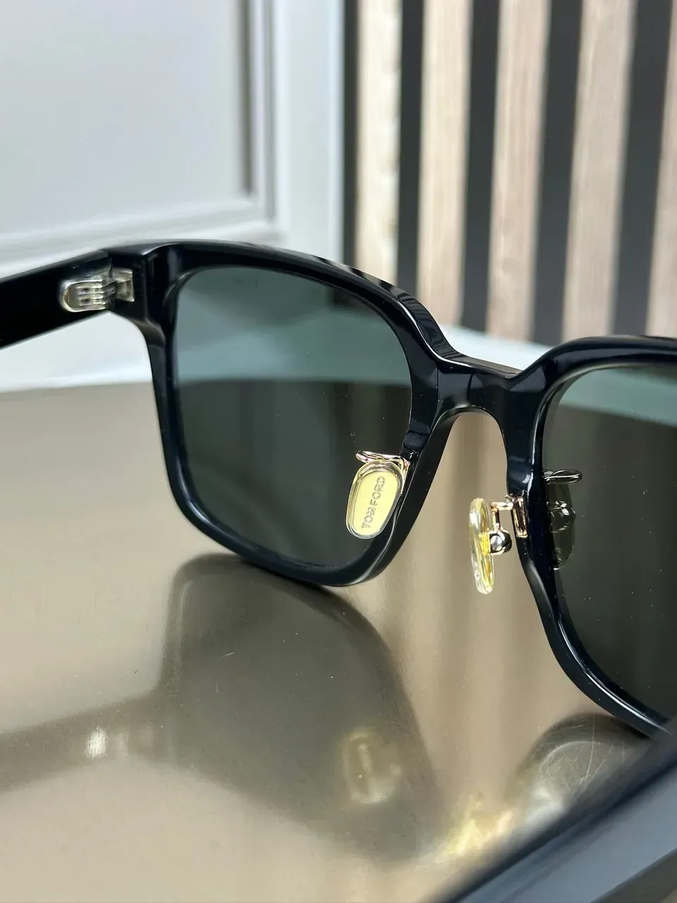 Золота наліпка з голограмою на лінзі оригінальних Tom Ford FT1238