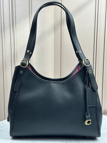 Вместительная женская кожаная сумка Coach Willow Shoulder Bag с двумя ремешками Черная