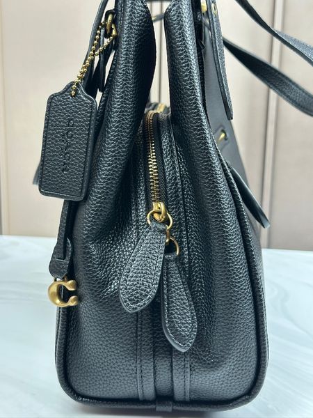 Вместительная женская кожаная сумка Coach Willow Shoulder Bag с двумя ремешками Черная
