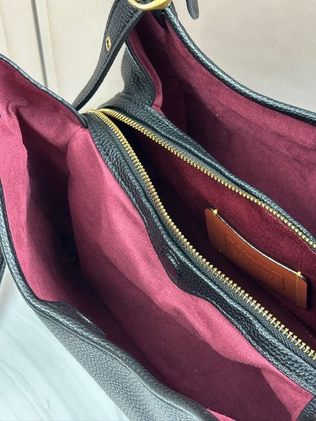 Вместительная женская кожаная сумка Coach Willow Shoulder Bag с двумя ремешками Черная