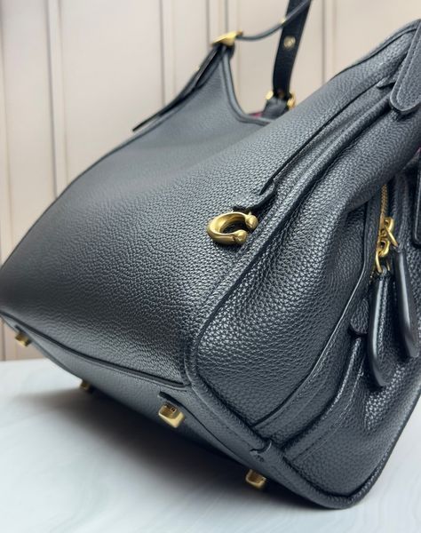 Вместительная женская кожаная сумка Coach Willow Shoulder Bag с двумя ремешками Черная