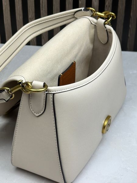 Жіноча сумка шкіряна Coach Soft Tabby Shoulder Bag молочна