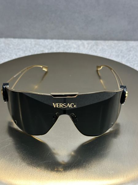 Сонцезахисні окуляри Versace VE2268 маска-щит золоті темно-сіра лінза унісекс