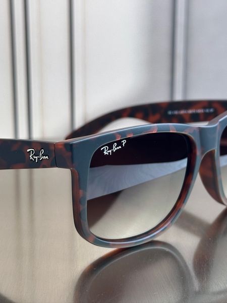 Солнцезащитные очки Ray-Ban Justin RB4165 гаваневая матовая, коричневая градиентная линза, поляризованные, унисекс