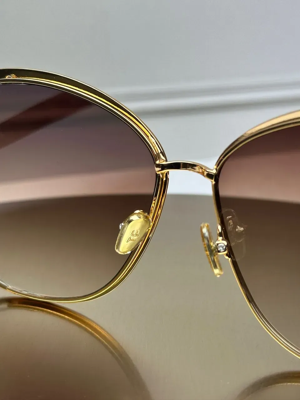 Золота наліпка на лінзі оригінальних Tom Ford FT1091