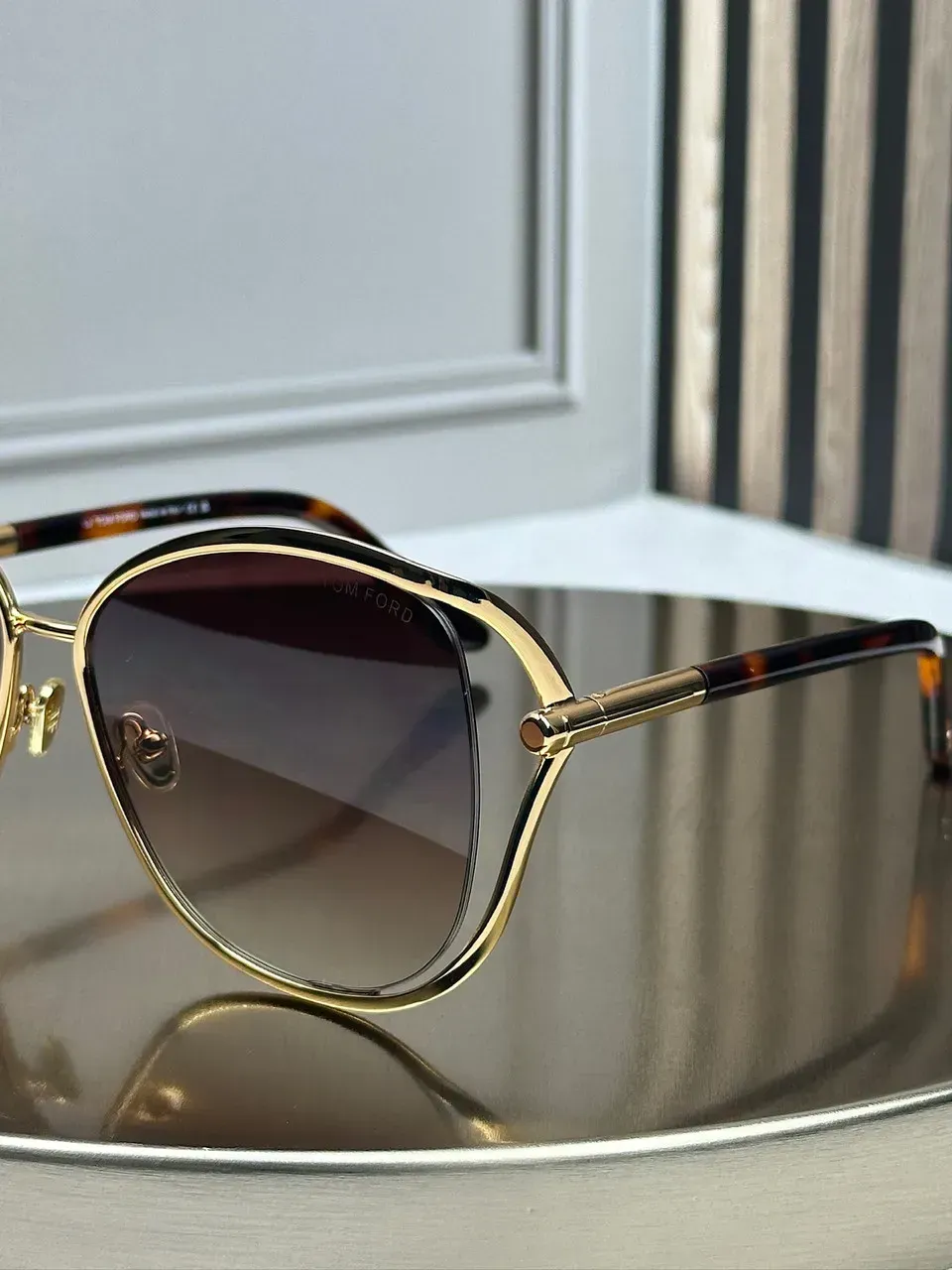 Металева оправа оригінальних Tom Ford FT1091 зблизька