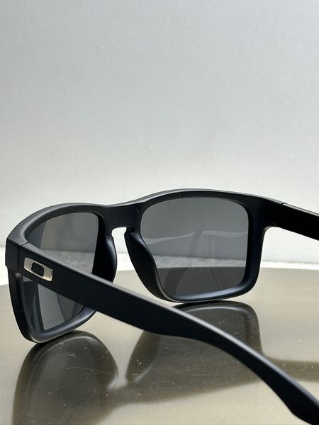 Сонцезахисні окуляри Oakley Holbrook OO9102-F5 матові чорні лінза Prizm Grey чоловічі