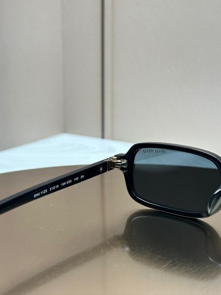 Сонцезахисні окуляри Miu Miu SMU 11ZS чорні прямокутні вузькі ацетатні, сіра лінза, жіночі, оригінал MIU76869 фото