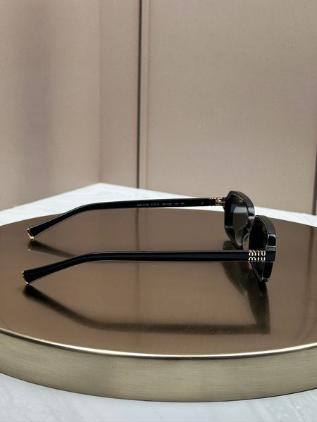 Сонцезахисні окуляри Miu Miu SMU 11ZS чорні прямокутні вузькі ацетатні, сіра лінза, жіночі, оригінал MIU76869 фото