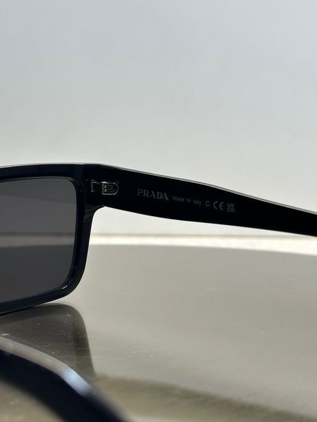 Сонцезахисні окуляри Prada PR 19WS чорні темно-сіра лінза жіночі