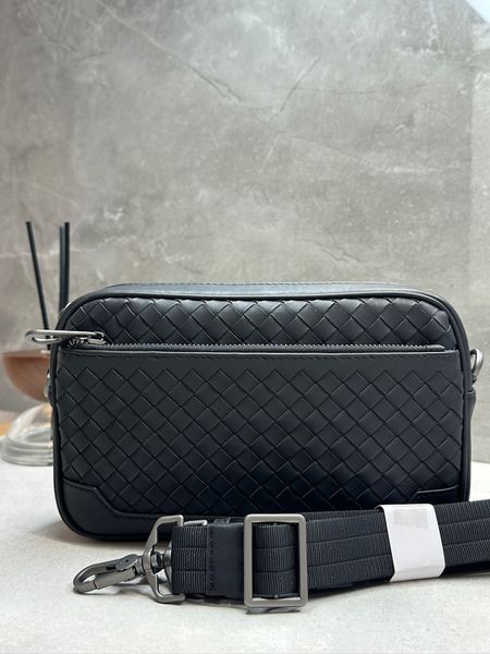 Шкіряна сумка кросбоді BOTTEGA VENETA Intrecciato чорна Force98 фото