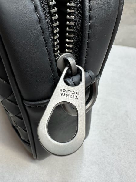 Шкіряна сумка кросбоді BOTTEGA VENETA Intrecciato чорна Force98 фото