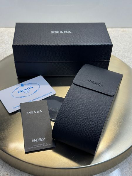 Сонцезахисні окуляри Prada PR 19WS чорні темно-сіра лінза жіночі