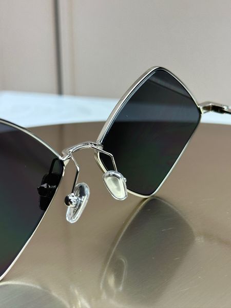 Солнцезащитные очки Saint Laurent SL 302 серебряные ромбовидные металлические геометрические, черная линза, женские