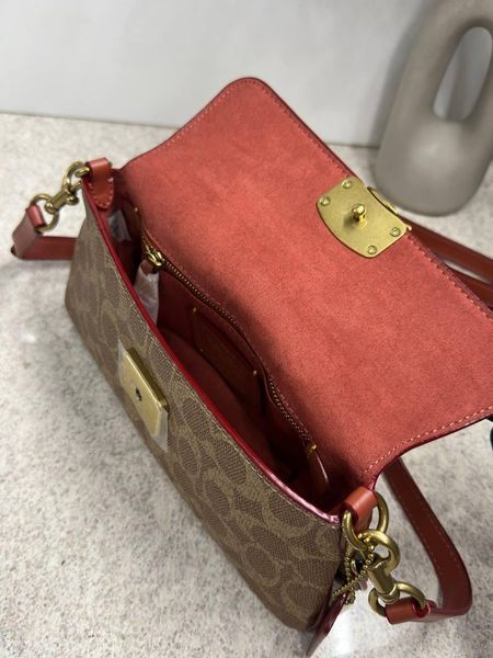 Жіноча сумка Coach Jet Shoulder Bag In Signature Canvas Tan Caramel