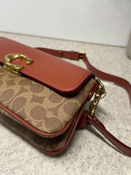 Жіноча сумка Coach Jet Shoulder Bag In Signature Canvas Tan Caramel