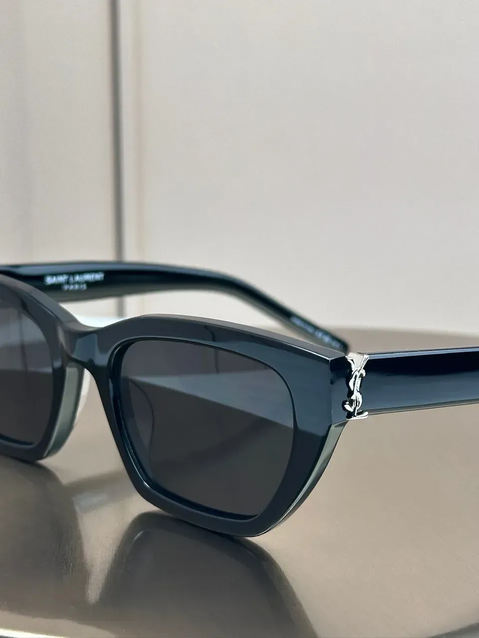 Металлический касандр YSL на дужке оригинальных Saint Laurent SL M127