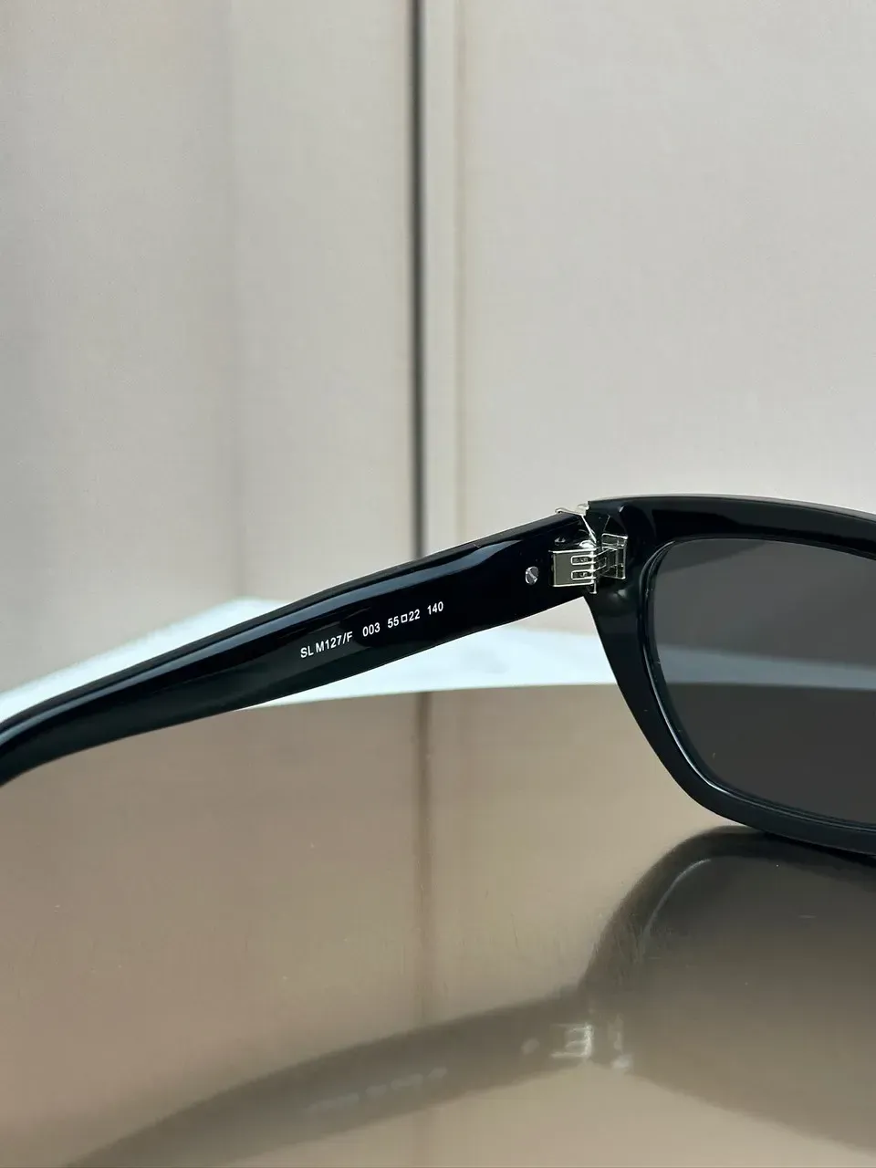Код модели SL M127/F 002 53-22 140 на дужке оригинальных Saint Laurent