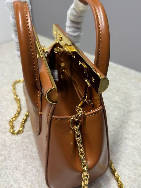 Жіноча шкіряна сумка DOLCE & GABBANA Marlene коричнева Force102 фото