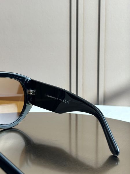 Солнцезащитные очки Tom Ford FT1044 черные оверсайз авиатор янтарная линза унисекс