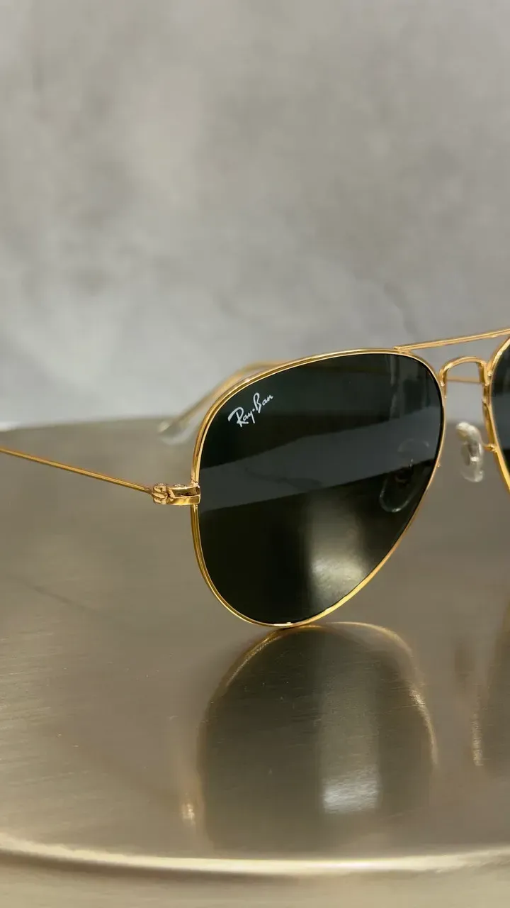 Логотип Ray-Ban на линзе оригинальных Aviator RB3025