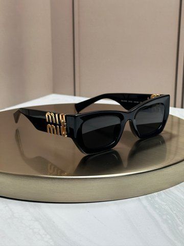 Солнцезащитные очки Miu Miu SMU 09WS черные прямоугольные с золотым логотипом, серая линза, женские
