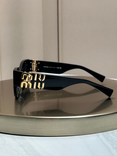 Сонцезахисні окуляри Miu Miu SMU 09WS чорні прямокутні ацетат жіночі