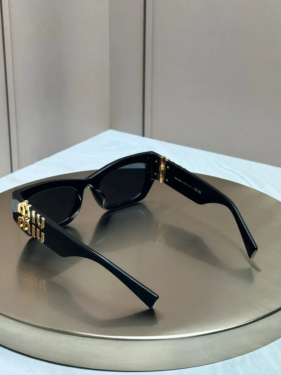 Оригинальные Miu Miu SMU 09WS сзади: шарниры и заушники