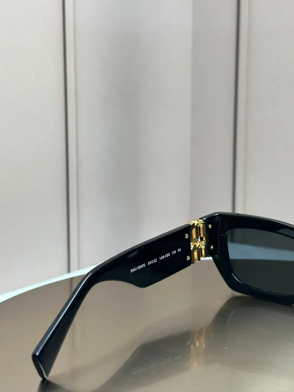 Код модели SMU 09WS 1AB-5S0 53-22 135 на заушнике оригинальных Miu Miu