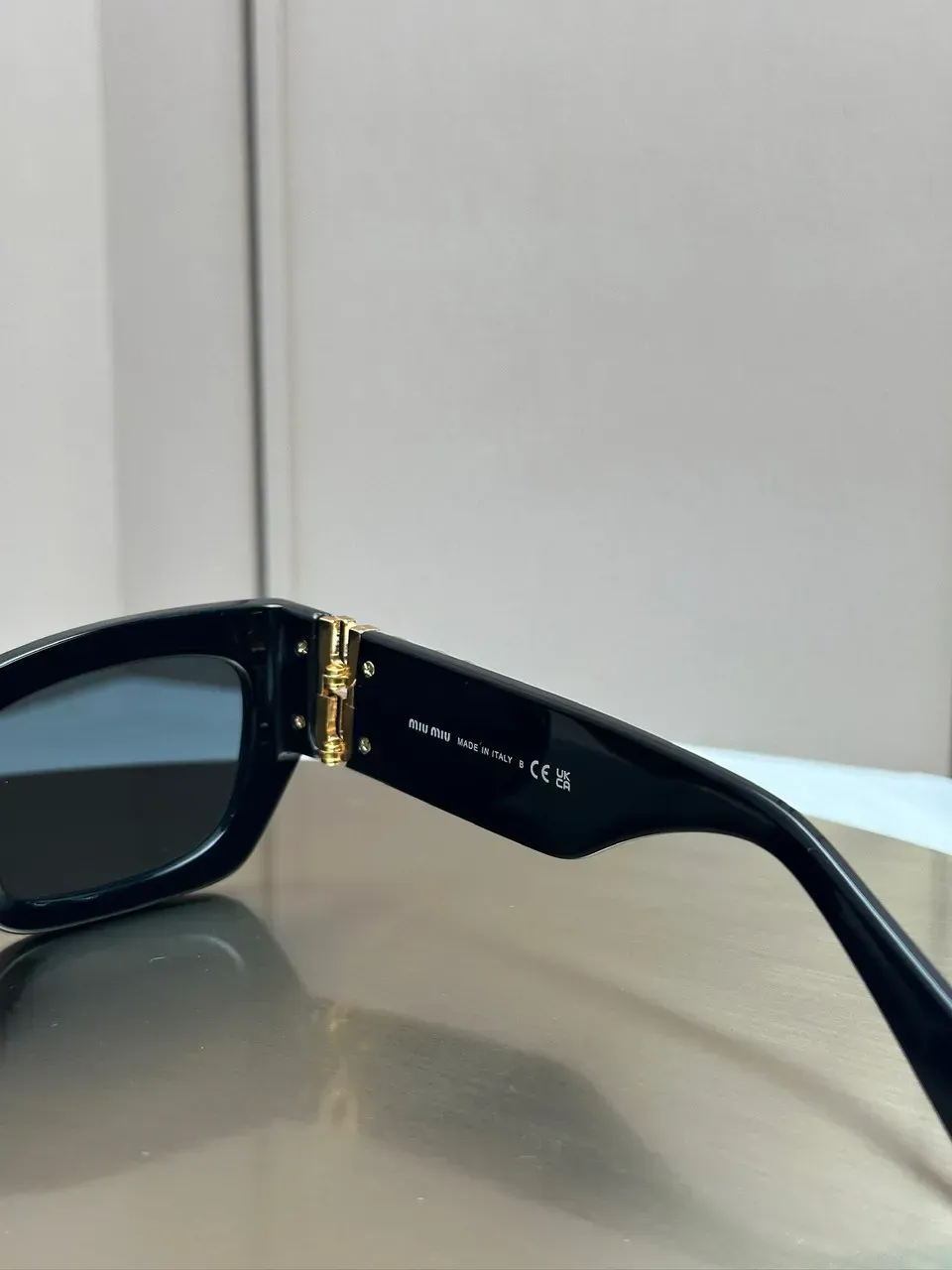 Надпись MIU MIU Made in Italy CE на заушнике оригинальных SMU 09WS