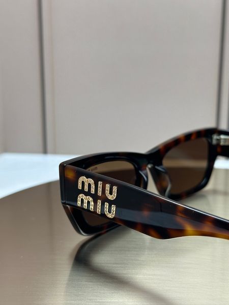 Сонцезахисні окуляри Miu Miu SMU 09WS черепахові прямокутні ацетат жіночі