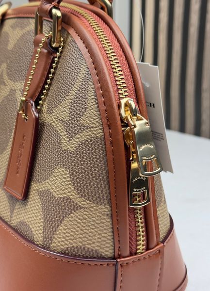 Жіноча сумка-кросбоді Coach Sabrina 25 коричнева карамель, екошкіра