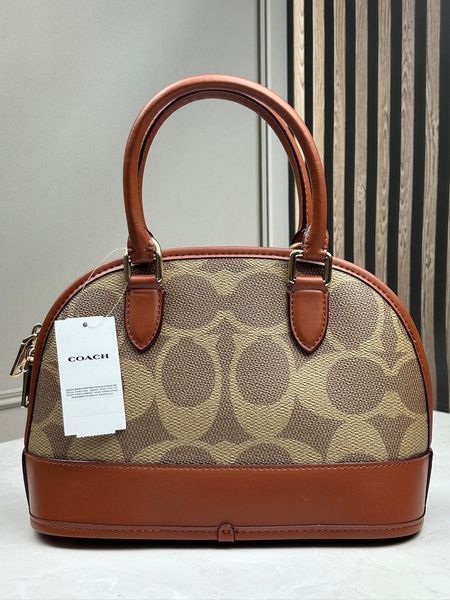 Жіноча сумка-кросбоді Coach Sabrina 25 коричнева карамель, екошкіра