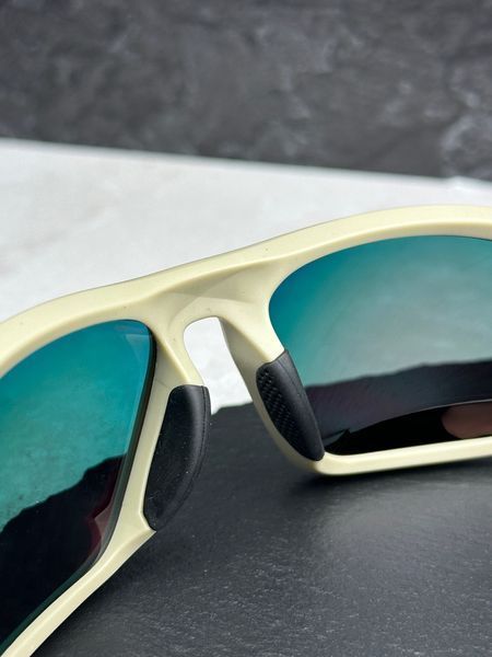 Солнцезащитные очки Oakley Lateralis бежевые спортивные с зеркальной линзой Prizm Road, вело бег, мужские