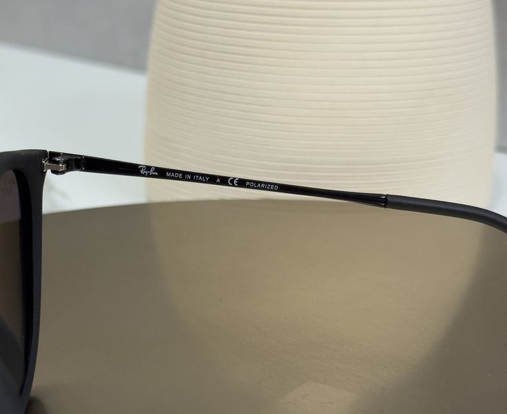 Сонцезахисні окуляри Ray-Ban Erika RB4171 чорні сіра лінза поляризовані жіночі
