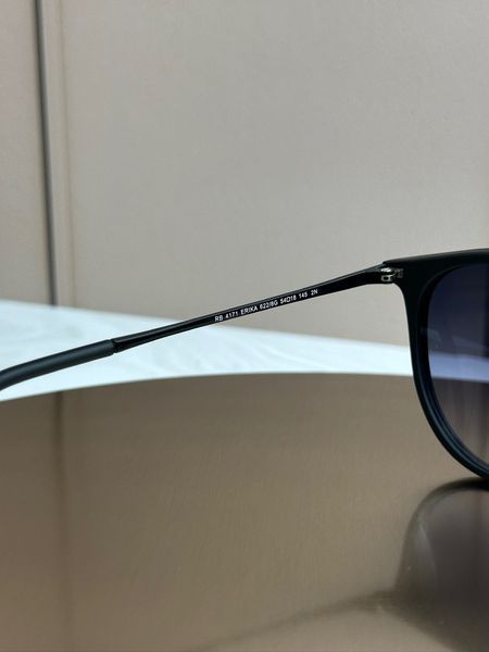 Сонцезахисні окуляри Ray-Ban Erika RB4171 чорні матові градієнт круглі жіночі