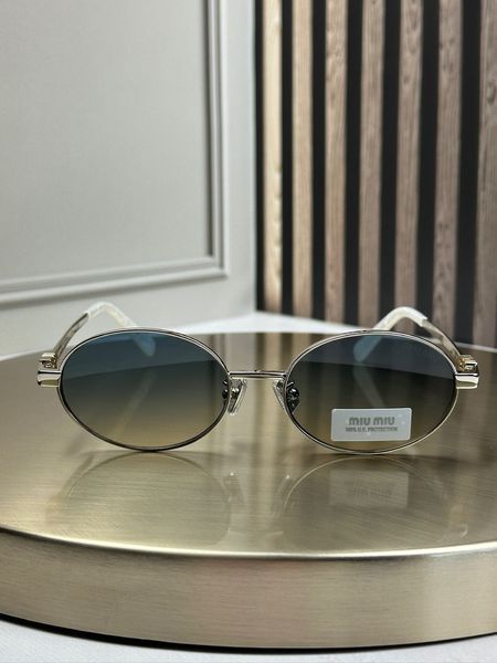 Солнцезащитные очки Miu Miu MU 50ZV серебряные овальные металлические с градиентом, серо-зеленая линза, женские