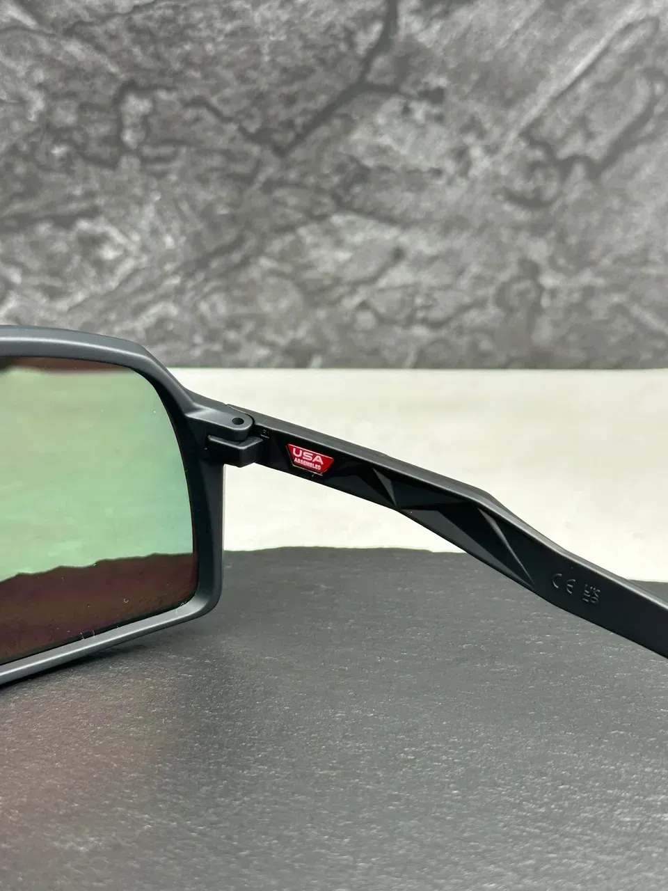 Червона наліпка Oakley на внутрішньому боці лінзи нових Sutro