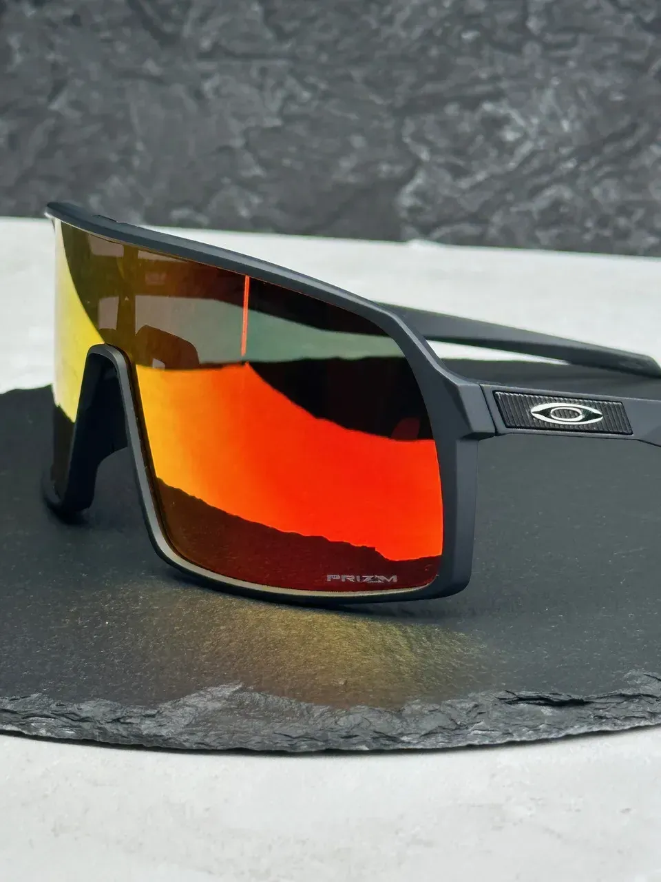 Напис PRIZM у куті лінзи оригінальних Oakley Sutro Prizm Ruby