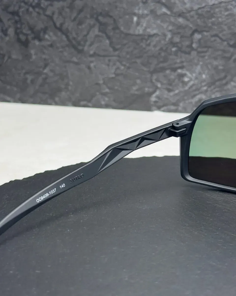 Код моделі на внутрішньому боці дужки оригінальних Oakley Sutro
